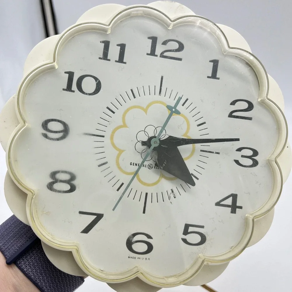 Vintage General Electric Scalloped Wall Clock 2150 Flower Petal Cream‎ Retro MCM